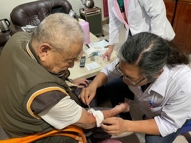  在宅醫療團隊到宅訪視個案。(圖片來源/維揚診所)