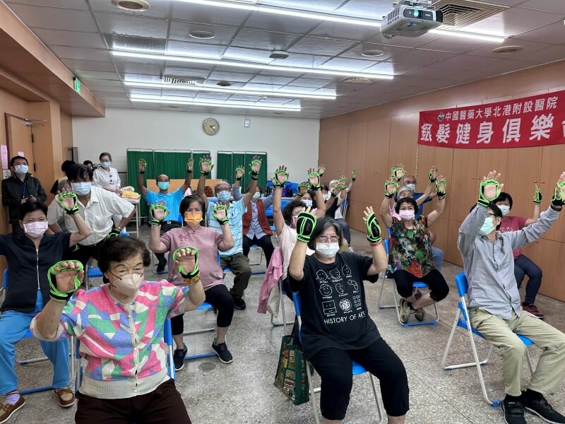 北港附醫利用智能健身設備，讓長輩透過AI分析獲得精準健康管理和運動指導。(圖片來源/北港附醫)