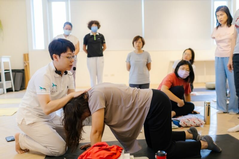 指導學員透過動作連結自身體感。(圖片來源/體感連結工坊)