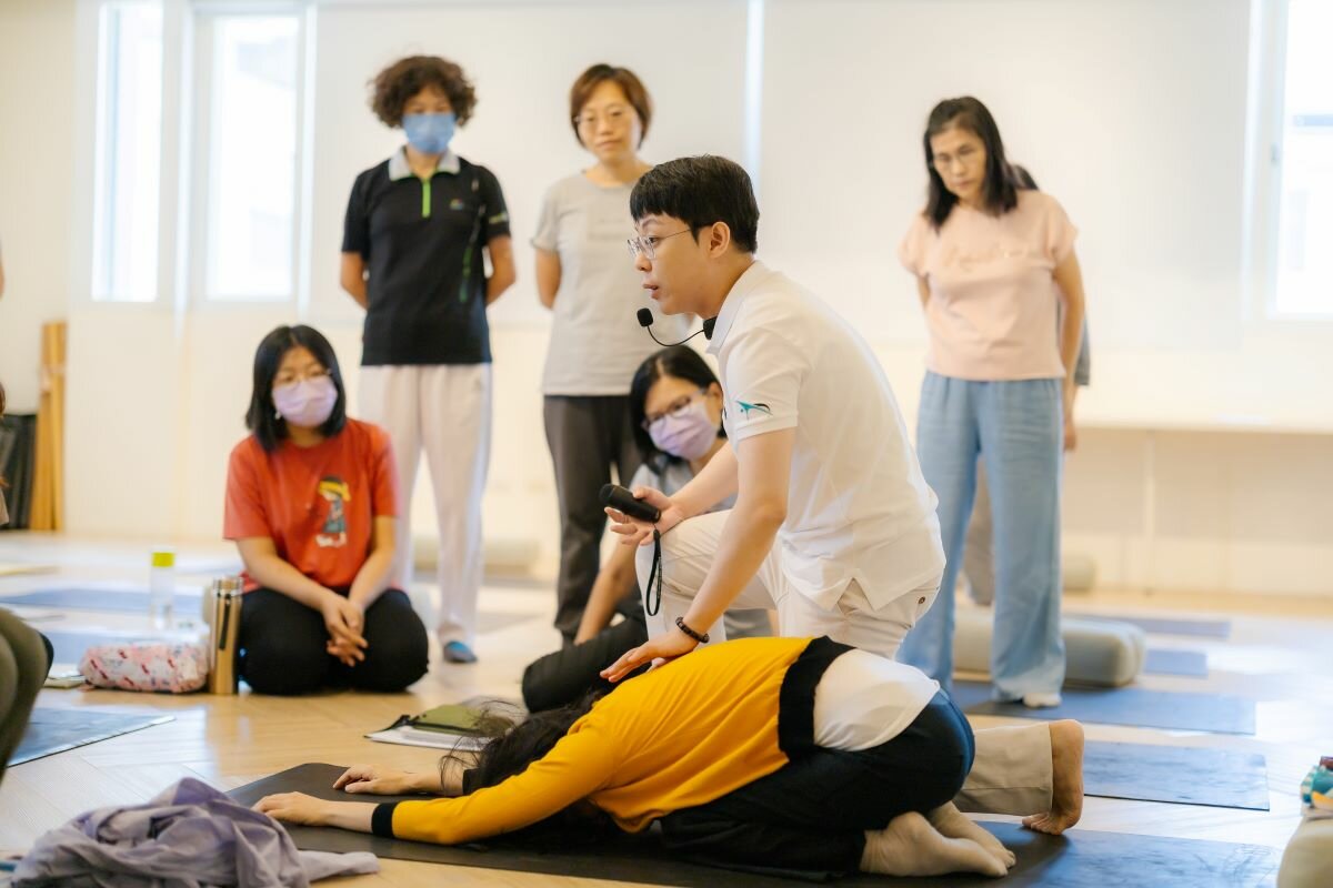 學員認真體會體感連結。(圖片來源/體感連結工坊)