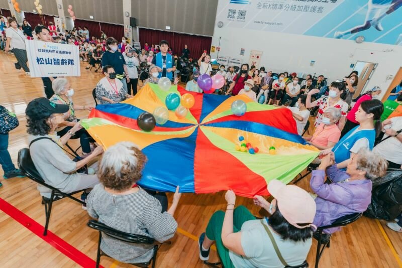 佳醫基金會以創新運動會的方式，讓長輩活動筋骨、訓練記憶，也讓社會更加認識失智與友善環境的重要性。(圖片來源/佳醫健康基金會)