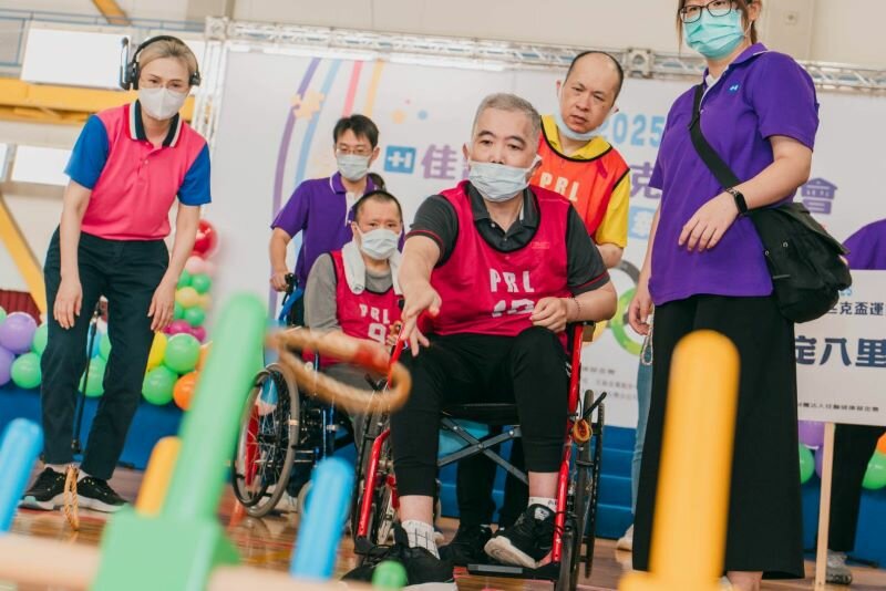 結合趣味競賽及闖關遊戲，促進長輩認知訓練與健康照護。(圖片來源/佳醫健康基金會)