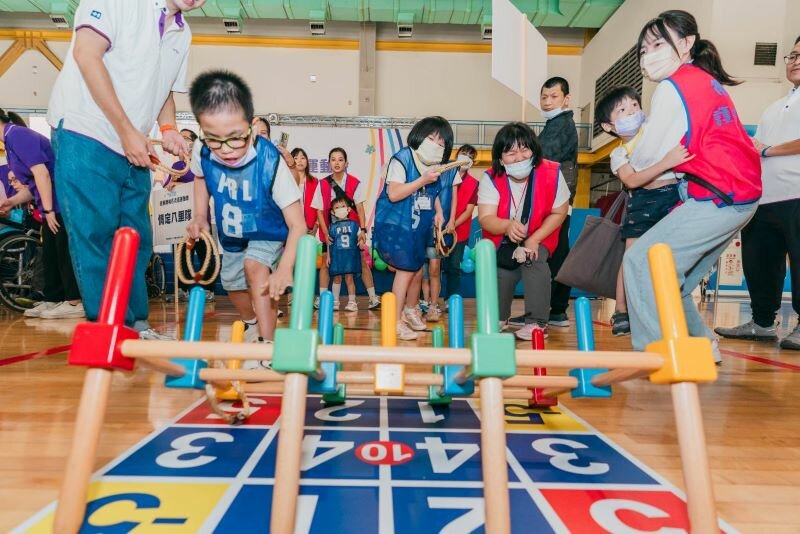 首屆「2025佳醫基金會奧林匹克盃運動會」有27支隊伍180位長輩熱情參與，加上志工、陪同家屬與工作人員等近450 人齊聚一堂。(圖片來源/佳醫健康基金會)