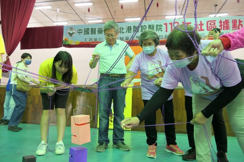 媽祖醫院與當地社團提供全齡健康促進服務，吳錫金院長領隊參加長者活力運動會。(圖片來源/中國醫藥大學北港附設醫院)