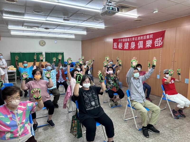 媽祖醫院於社區設立13個服務中心及站點，近4年推動「雲林海線長者數位學習計畫」，90%長輩能操作多款APP。(圖片來源/中國醫藥大學北港附設醫院)