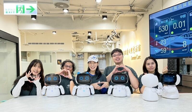 女媧科技的凱比機器人運用於日照機構，提供迎賓導覽、衛教與娛樂互動等功能。(圖片來源/靜安健康)