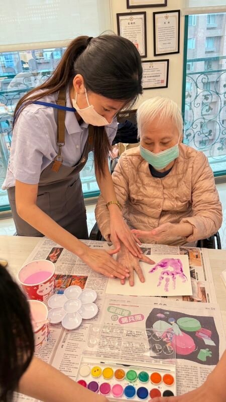   「生命留聲機」留下長輩的創作與人生回憶。(圖片來源/臺北市私立貴族老人長期照顧中心)