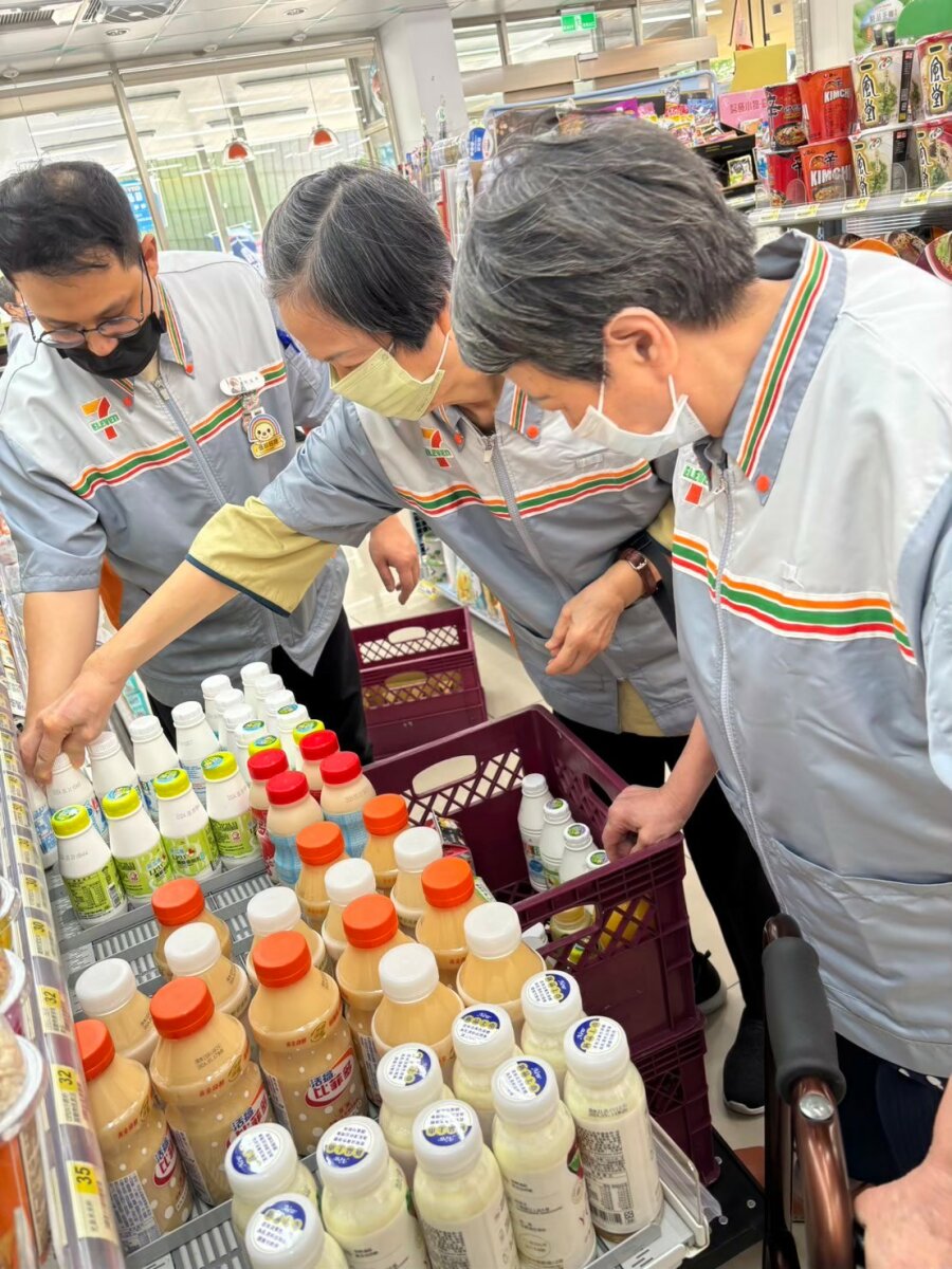 舉辦「一日店長」讓長輩有多元體驗也訓練生活能力。(圖片來源/旭登護理之家)