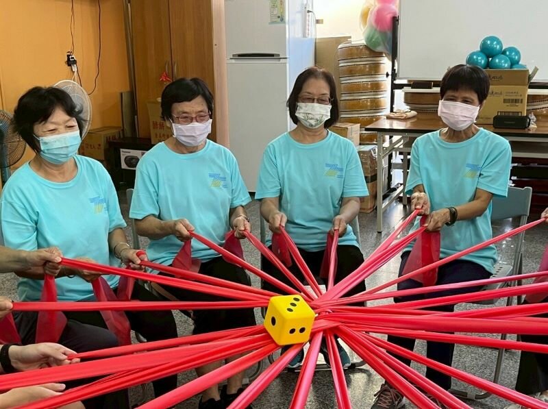 台東縣社會處透過「樂齡體適能運動暨延緩失能照護計畫」，巡迴輔導社區據點帶站人員考取相關證照。(圖片來源/台東縣社會處)