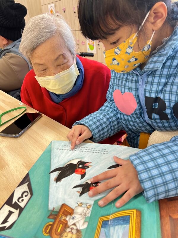 長輩們與國小學生一起閱讀繪本。(圖片來源/愛迪樂)