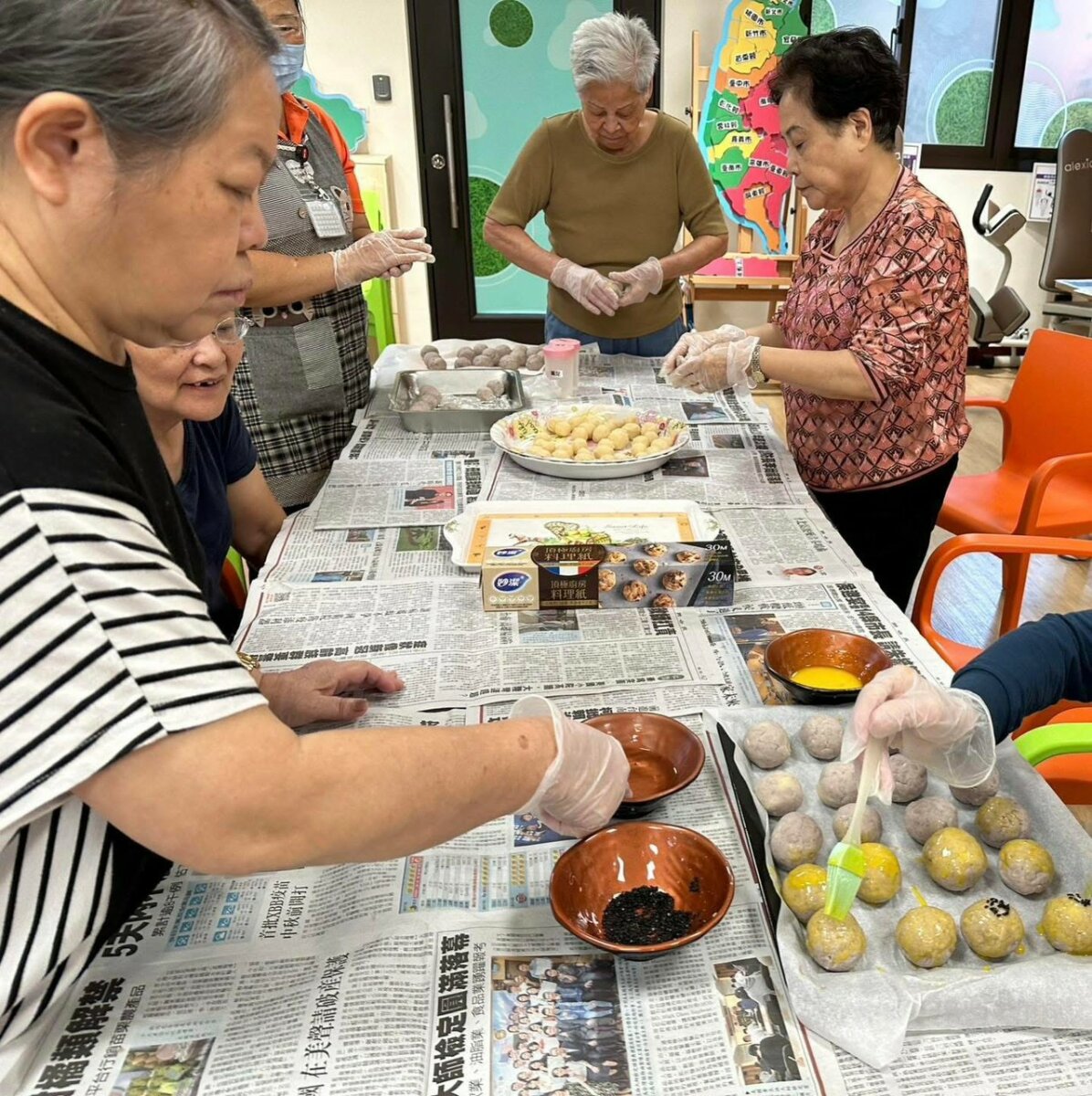 廚房中島是旭登標配，圖為長輩們共同手作蛋黃酥，展現手藝。(圖片來源/旭登護理之家)
