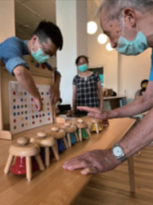 樂齡玩具「響叮噹」顏色繽紛的設計，長者只要按照音符顏色，就能輕鬆拍出叮噹響的樂曲。(圖片來源/玩偶的家)