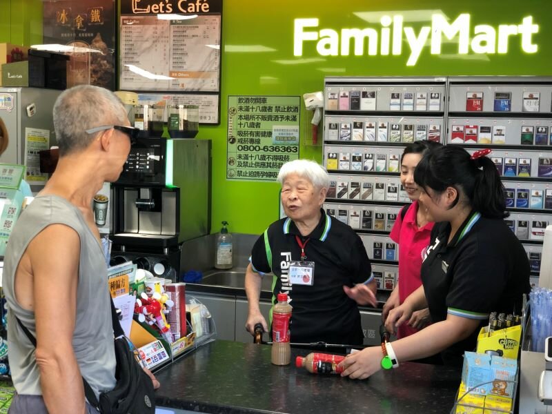 「一日店長」讓社區與長輩彼此理解。(圖片來源/臺北市私立貴族老人長期照顧中心)
