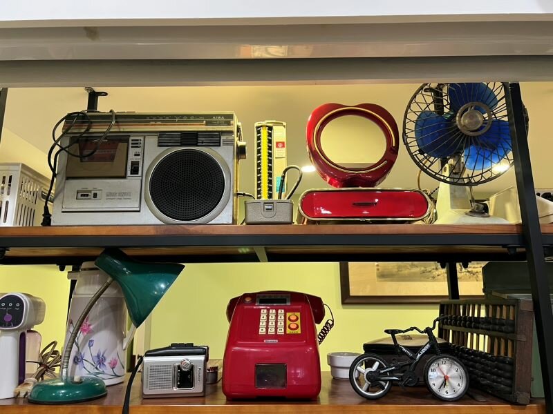 老同學日照走懷舊風格，到處佈滿老電話、老收音機。