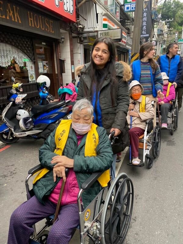 每周會有國際志工團來陪伴長輩出遊。(圖片來源/老同學日照)