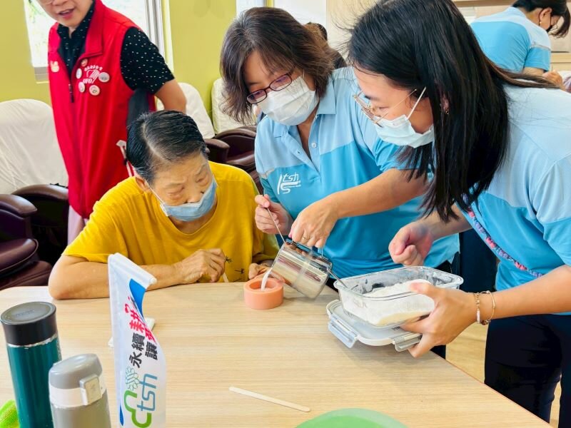 日照活動中，許多長輩回憶起過去在田裡割稻、曬穀的日子，長輩們也在照顧老師指導下親手製作米皂，認識米食的多元應用。(圖片來源/老五老基金會)