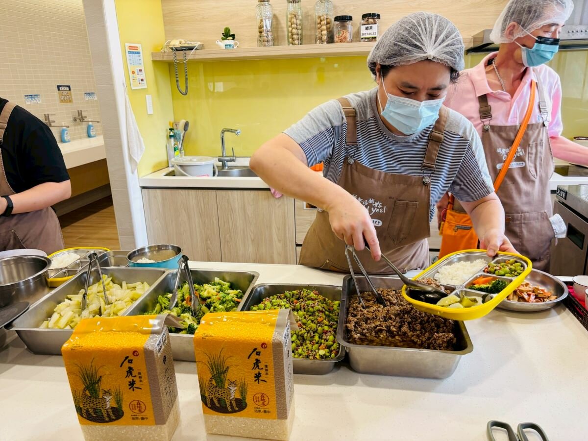 ↑老五老基金會結合企業、社區與志工的力量，由東生華製藥贊助石虎米，於餐食中使用石虎米入菜，讓長輩在享用美味餐點的同時，也能理解「吃好米、顧健康、守護土地」的意義。(圖片來源/老五老基金會)
