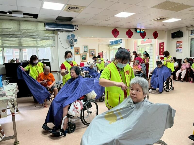   志工理髮師會定期來海青義剪。(攝影/侯俐安)