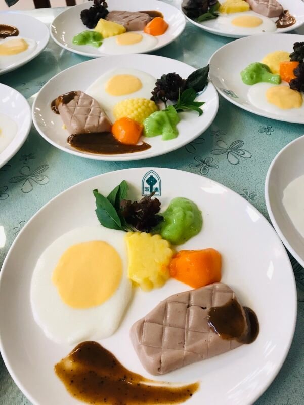 雙連高級牛排餐廳讓阿公阿嬤吃得開心。(圖片來源/ 雙連安養中心)