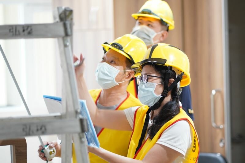 安裝前進行團隊會議，確認施工重點。(圖片來源/沛得適)