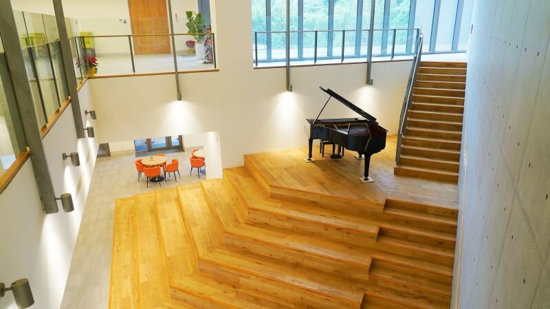   培育中心階梯鋼琴。