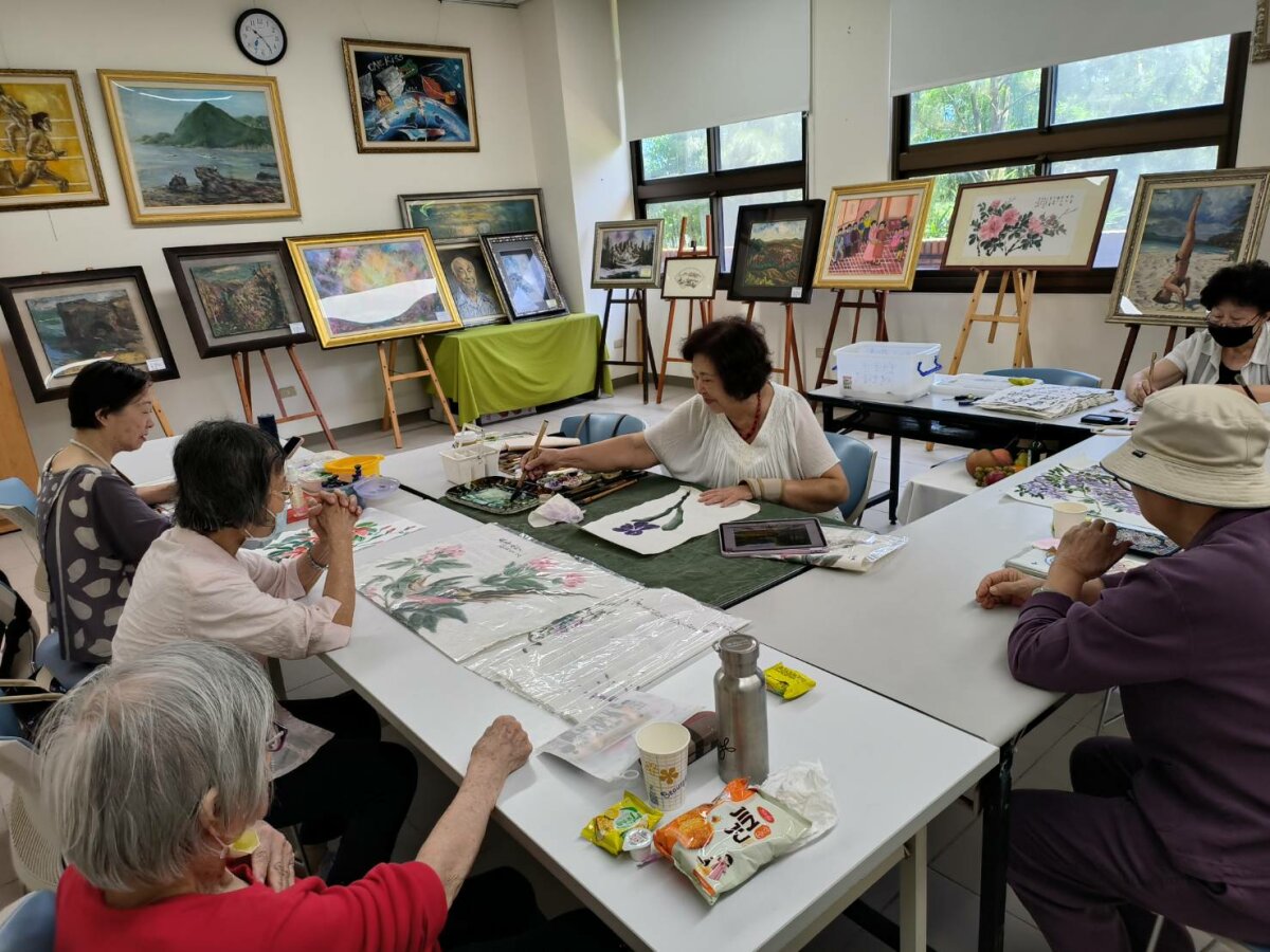 松年大學上國畫課。(圖片來源/ 雙連安養中心)