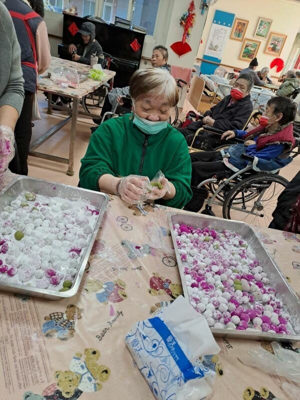 不定期舉辦各式活動，搓湯圓讓奶奶笑開懷。(圖片來源/海青老人養護中心)