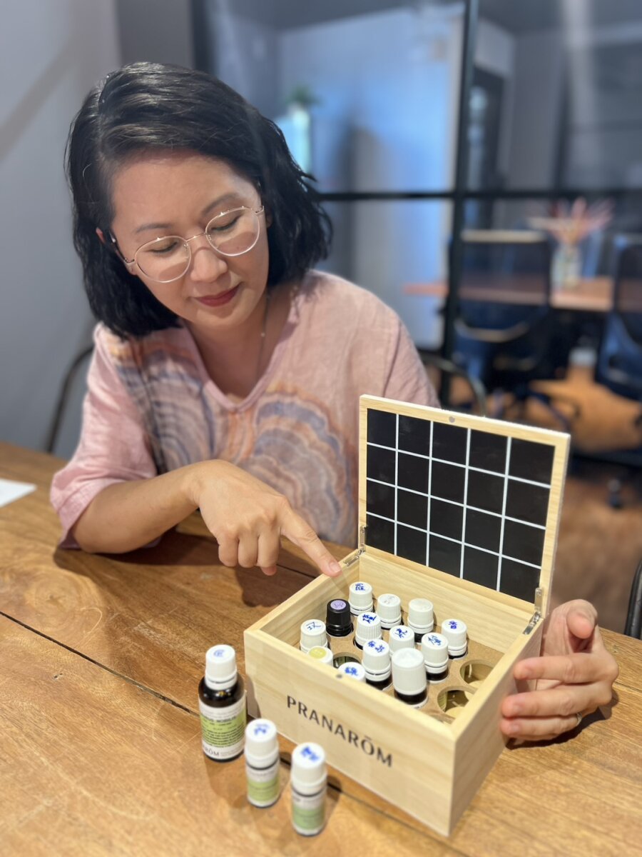 芳香療法有助長輩情緒平穩，也讓照顧者獲得喘息。(攝影/侯俐安)