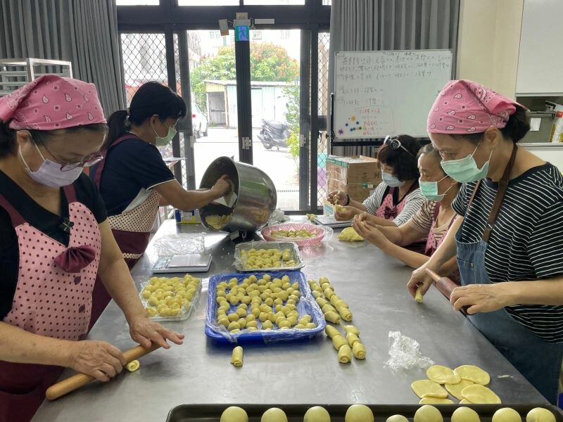 烘培時間，傳遞「老有所用」理念。(圖片來源/童庭基金會)