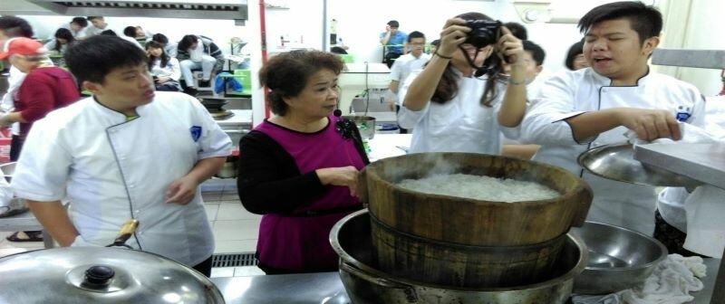 花了4個月拜訪烏日料理達人，串聯世代記憶與學生共同舉辦歲末圍爐餐會。(圖片來源/童庭基金會)