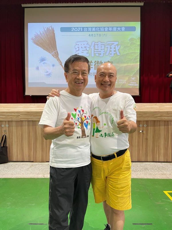 林哲弘（右）與台灣美化協會理事長徐重仁合影。(圖片來源/祥寶尊榮長照集團)
