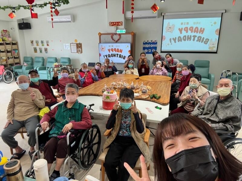 玉光日照替長輩們舉辦慶生會。(圖片來源/大愛長照體系)