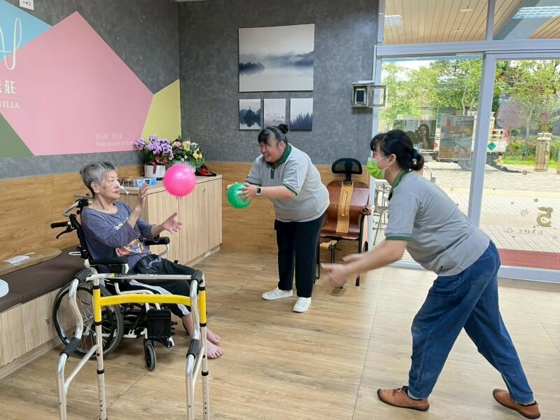 大愛串聯多元服務，工作人員在新園的「愛園日照」與長輩互動。(圖片來源/大愛長照體系)
