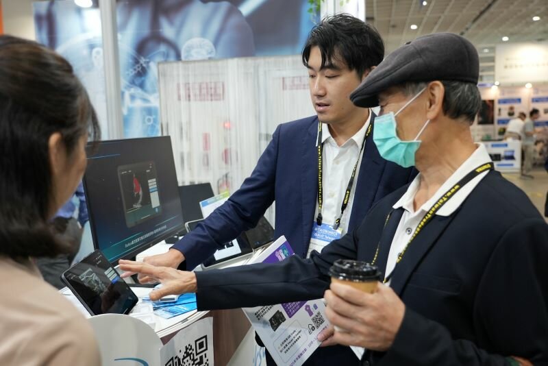 戴克智慧由行動裝置進行即時推論與判讀超音波，大幅降低醫療成本與地域限制。(圖片來源/電腦公會)