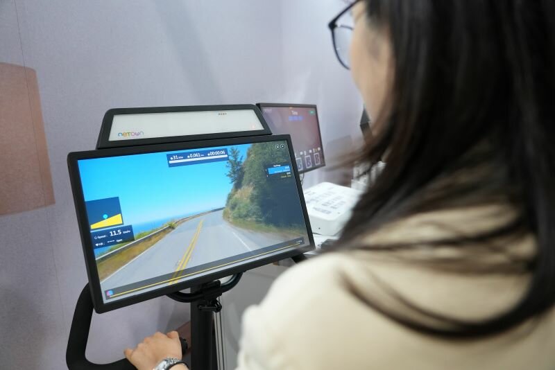 真茂的智慧復健腳踏車可同時多人比賽，刺激大朋友的競賽動力。(圖片來源/電腦公會)