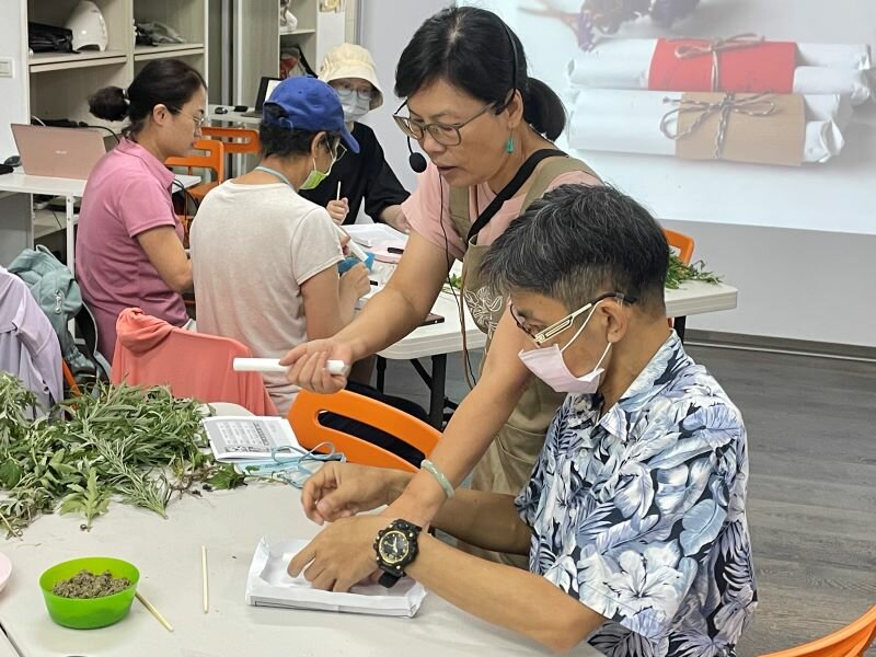 學員們透過全癌連的園藝治療課程，藉由綠色植物的療癒魔力，緩解情緒並逐步恢復身心健康。（圖片來源／台灣全癌症病友連線）