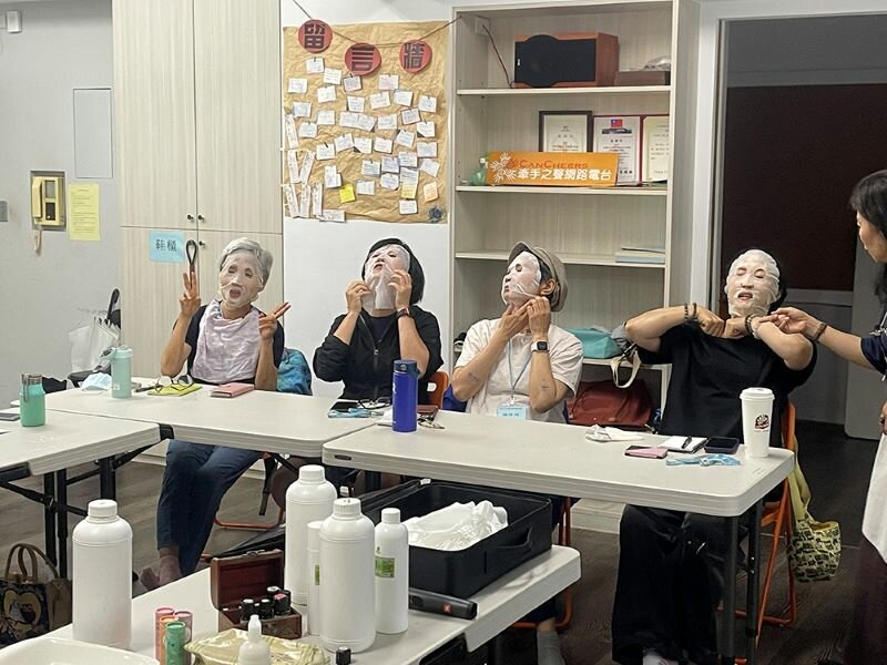 芳香療法搭配精油、按摩，緩解癌友治療中的水腫、脹氣、乾燥、疼痛問題。（圖片來源／台灣全癌症病友連線）