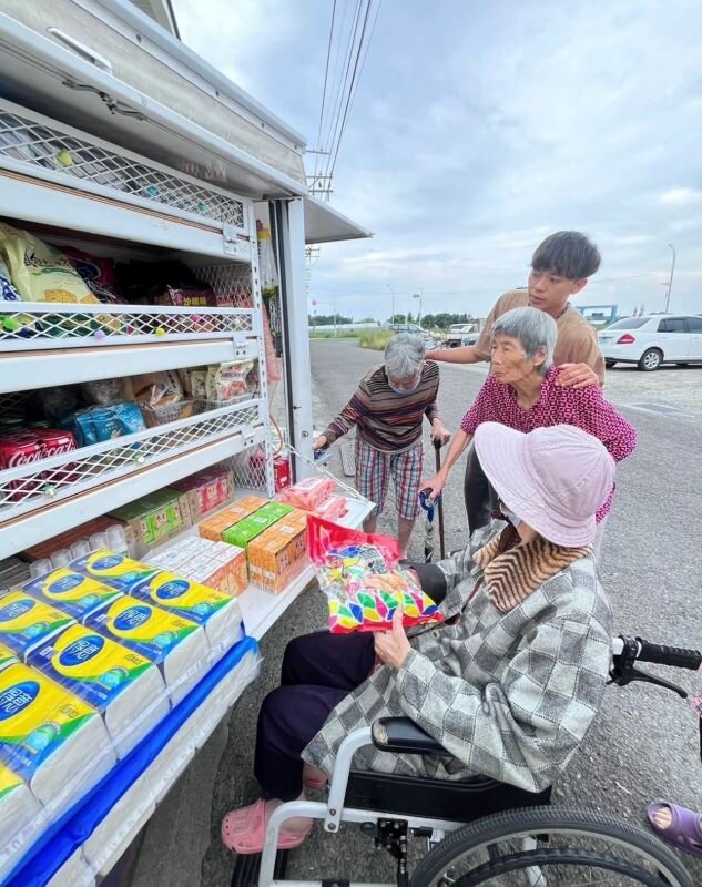 P04-超商移動服務車開進日照，讓阿公阿嬤促進認知功能訓練。(圖片來源/循仁有限公司)