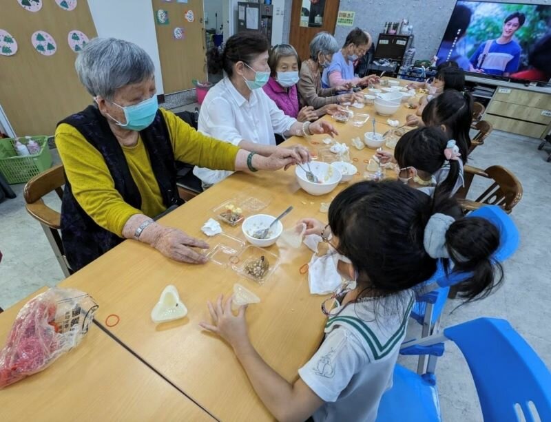 粽夏童趣活動，日照中心的長輩和幼兒園一起做甜粽。(圖片來源/循仁有限公司)