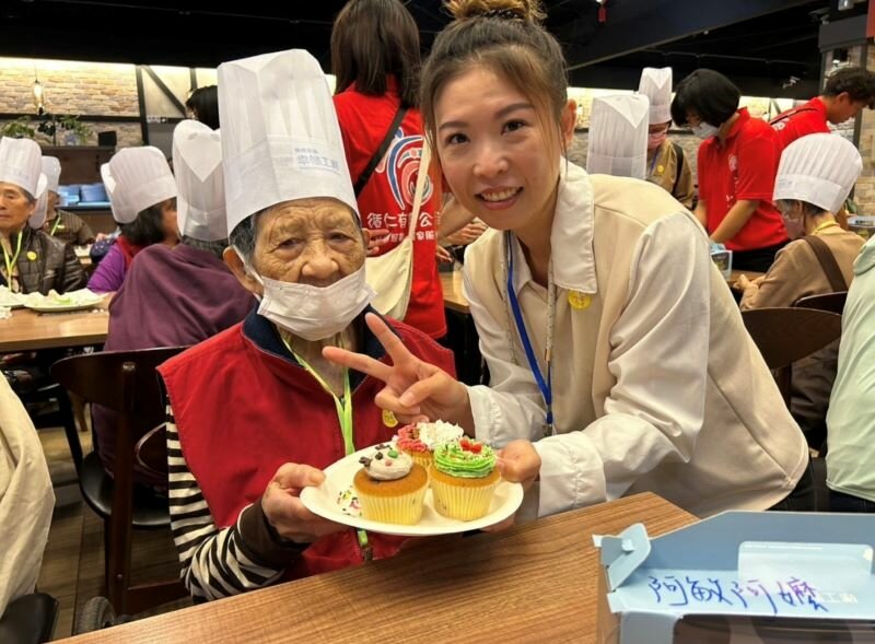 循仁工作人員帶阿公阿嬤們去台南奇美食品幸福工廠，手作聖誕蛋糕。(圖片來源/循仁有限公司)