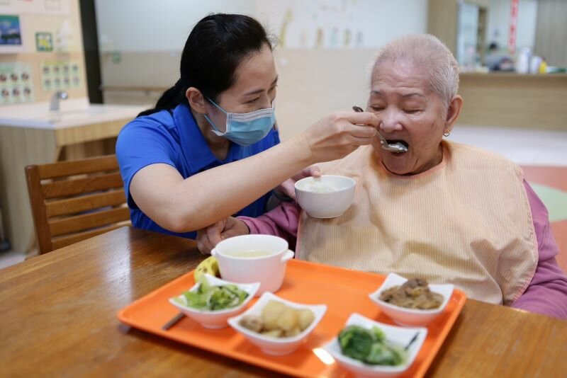 現行照服員為單一級證照，難以區隔專業，僅能靠個別單位設置職涯升遷制度。（圖片來源／青松健康）