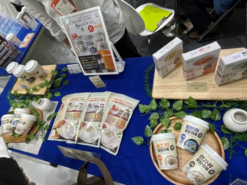Green Family於Food Week展示產品，包含小型包裝與業務用包裝版本。（攝影/戴淨妍）