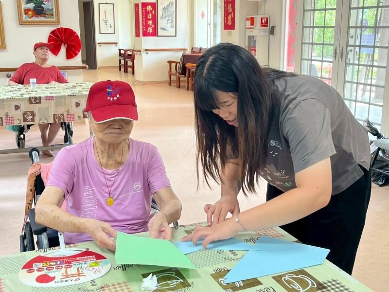 養護中心常有各項課程，照 服員會協助長輩完成任務。(圖片來源/)