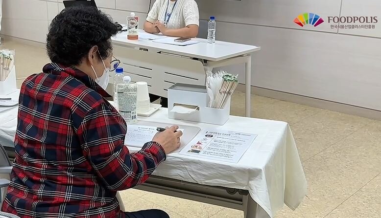 Foodpolis邀請長者在消費者行為分析室進行高齡友善食品的使用性評估。(圖片來源/Foodpolis)