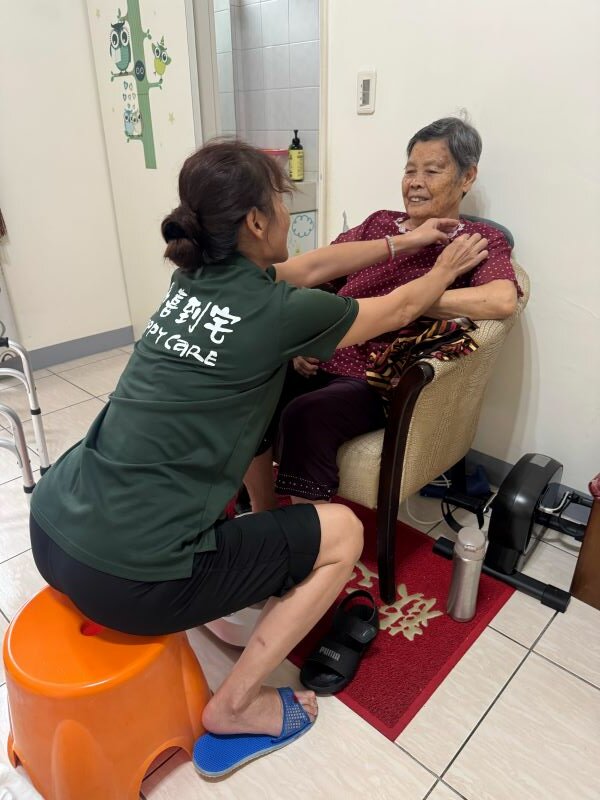 衛福部將推動居家照顧服務分級派工機制，改善第一線照顧現場人力壓力。(圖片來源/歡喜學堂)