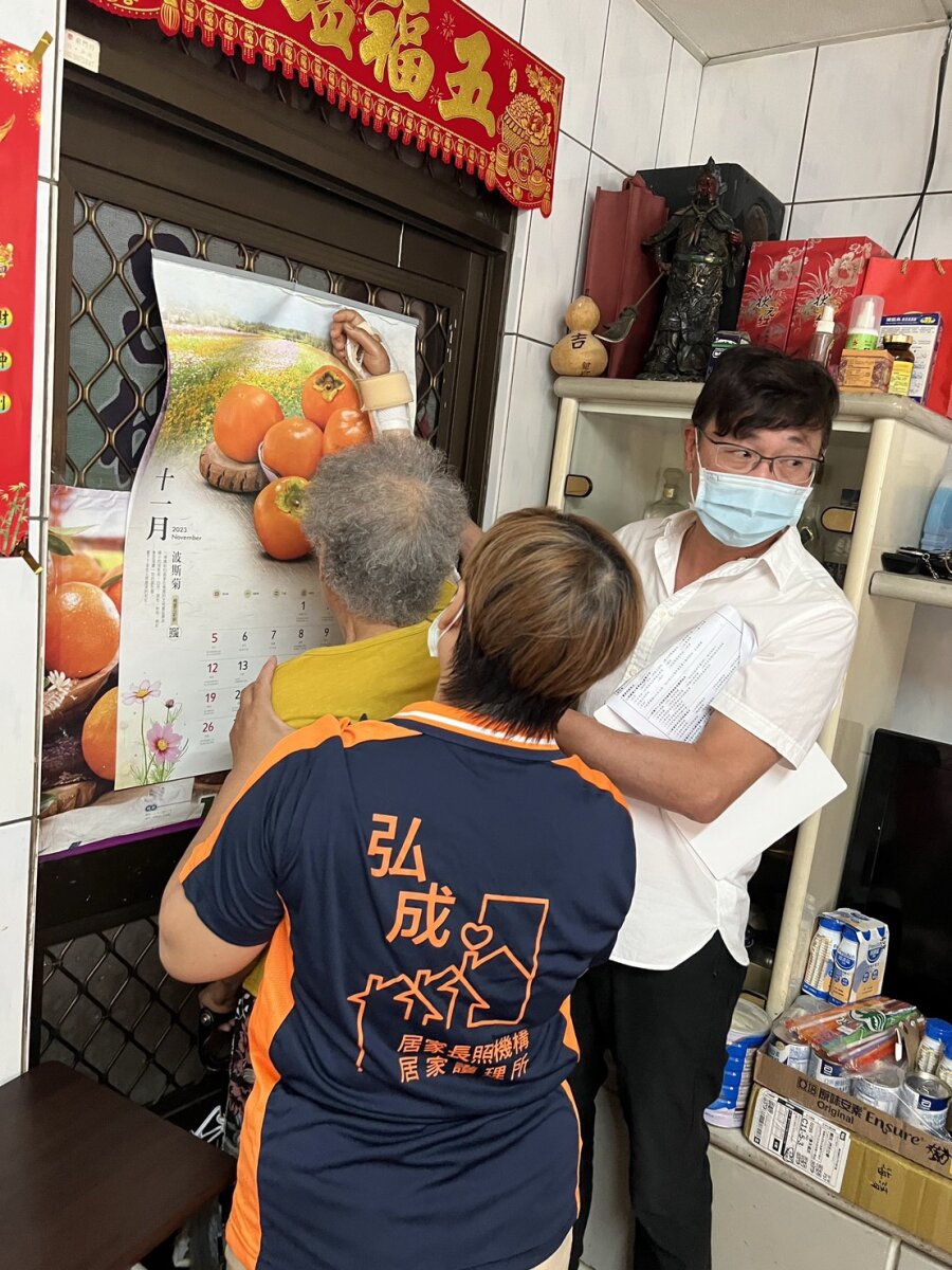 居服員年齡以中高齡女性為主，近年也開始加入年輕男性。(圖片來源/桃園市私立弘成居家長照機構)