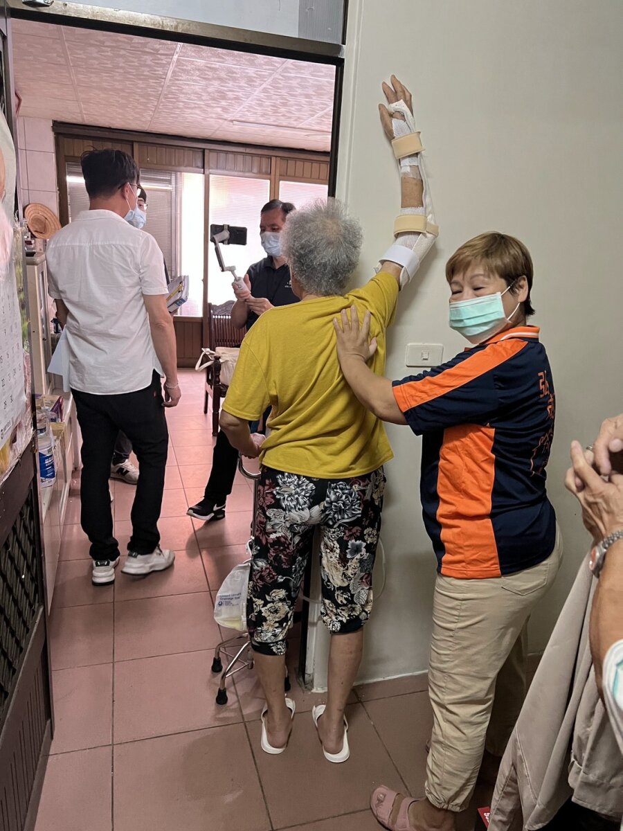 居服工作包含協助長者或身心障礙者的日常生活起居，如個人清潔、 備餐、家務整理、陪同就醫等。(圖片來源/桃園市私立弘成居家長照機構)