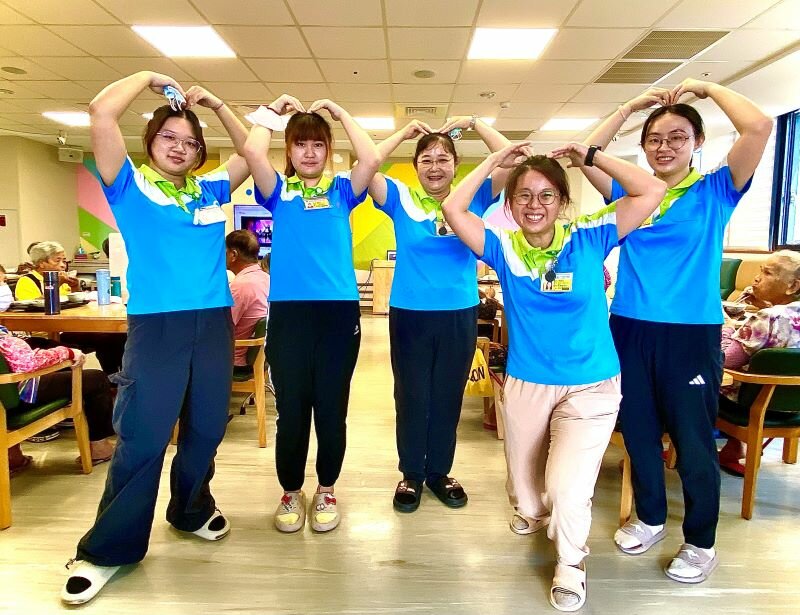 秀傳醫療體系溪州秀和苑日照中心員工相處融洽，最年輕照服員林叡妤（左二）18歲。(圖片來源/秀和苑日照中心)