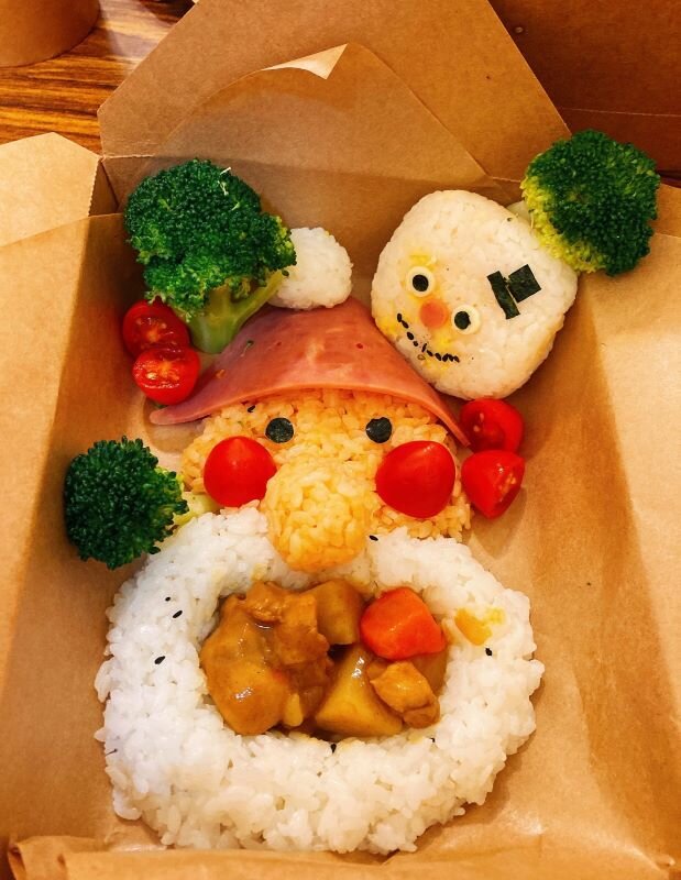 長輩烹飪出有節慶氣息的料理。(圖片來源/鄭文柏)