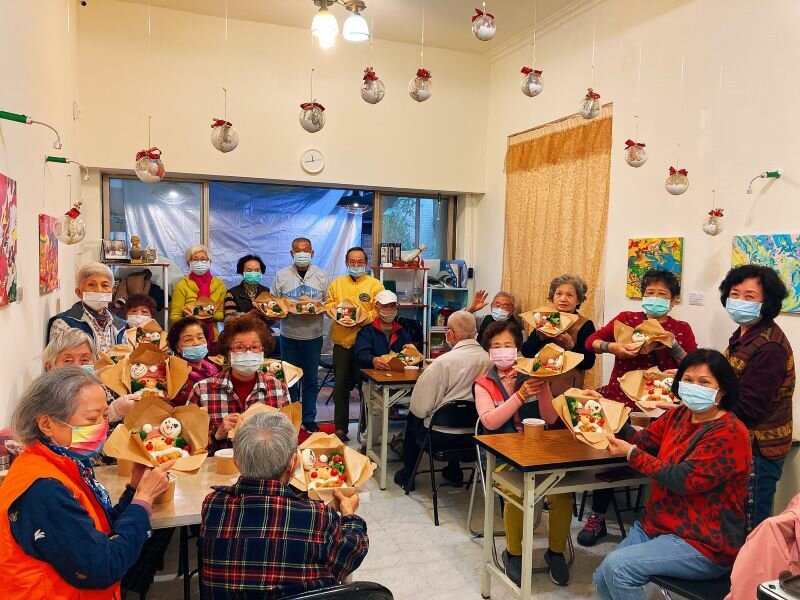 有FU長照站的長輩在聖誕節前一起進行烹飪課。（圖片來源/鄭文柏）